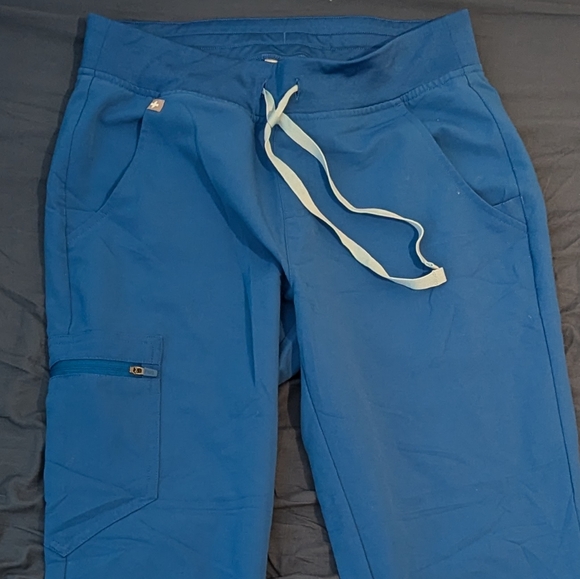 Figs Women's Catarina Top and Women's Zamora High-Waisted 2.0 Jogger Pants - Picture 8 of 8